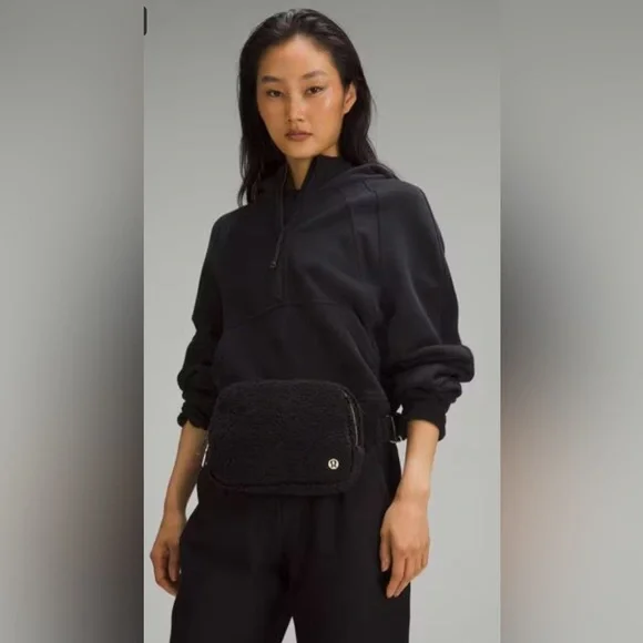 SOLD OUT Lululemon Everyday Belt Bum Bag Fleece 2L in Black & Gold! - Picture 2 of 10